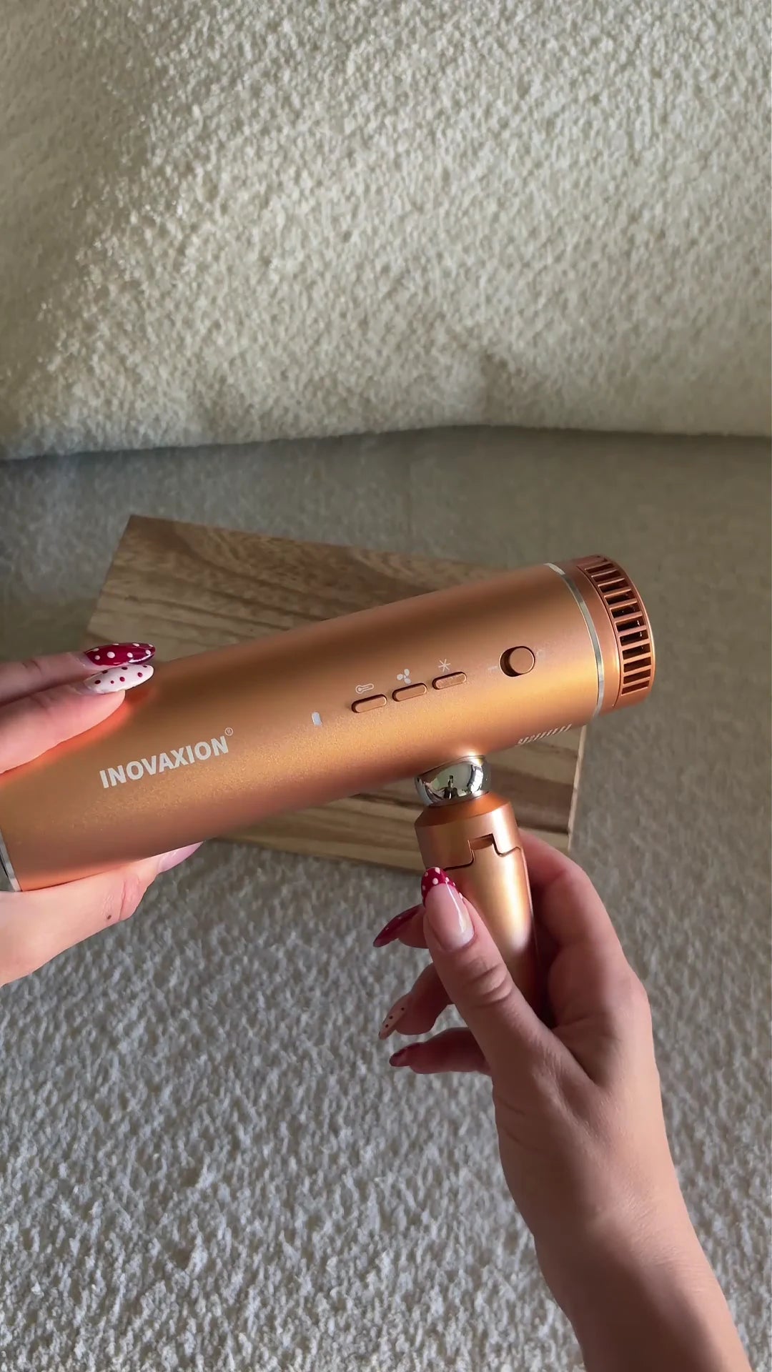 Unboxing des HandsFreeDryer freihändigen Haartrockners